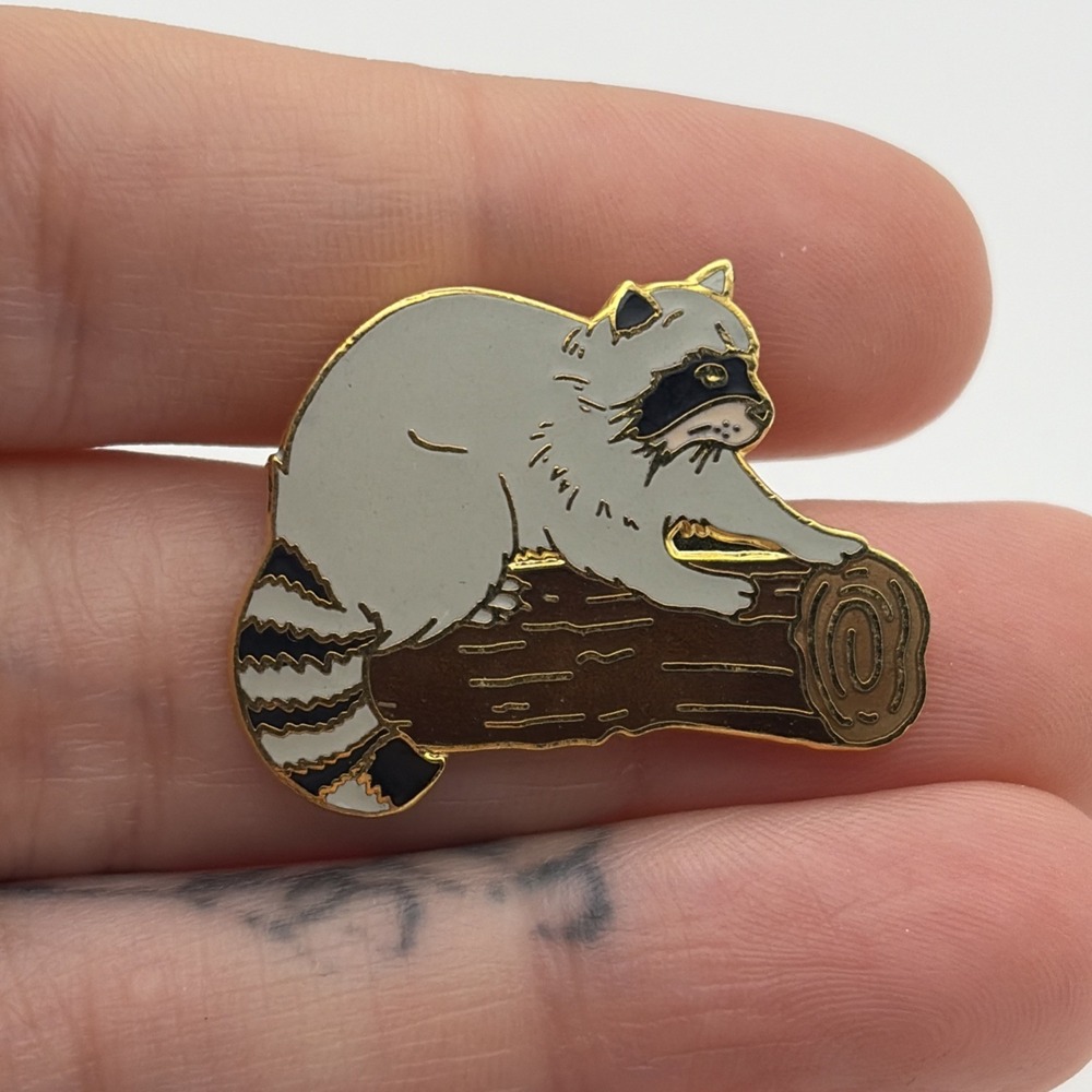 Raccoon On a Log Animal Lapel Hat Pin‎